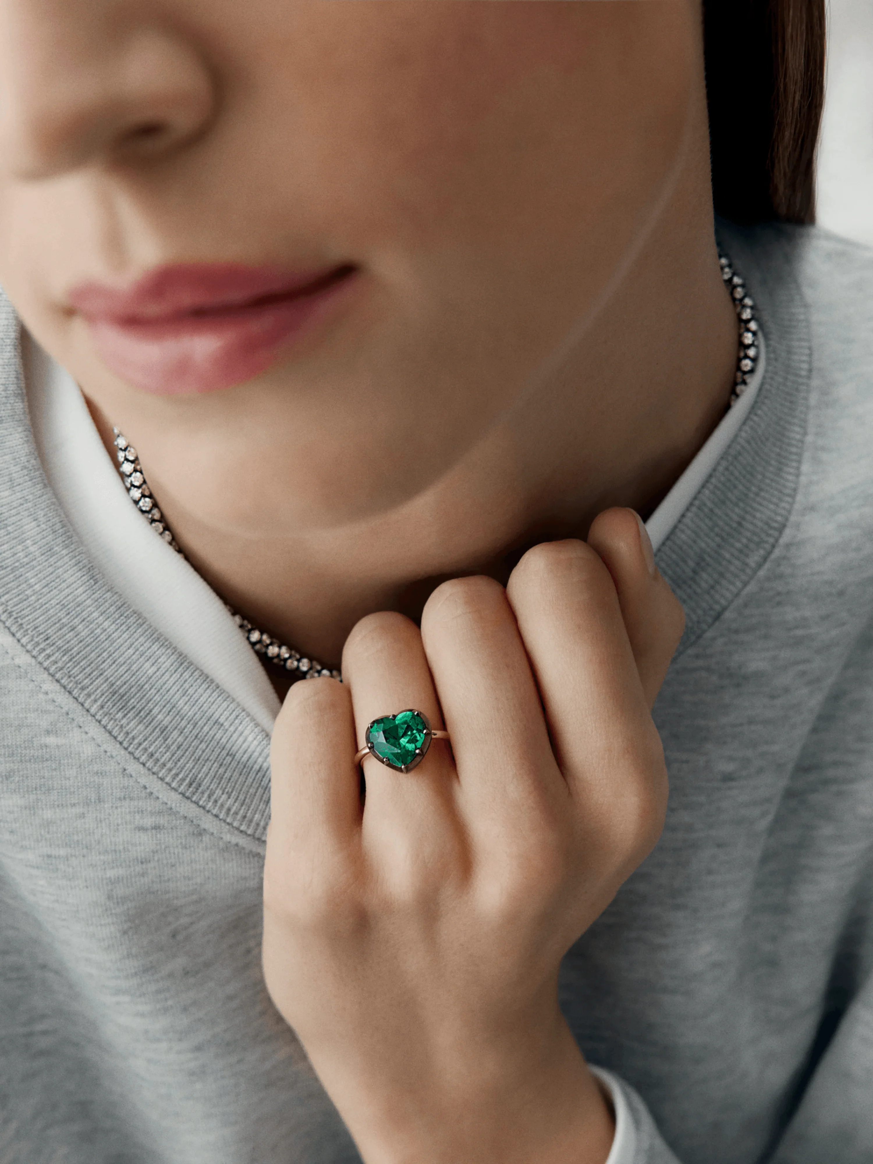 3.80ct Heart-Shaped Emerald Button Back Ring - Image 3