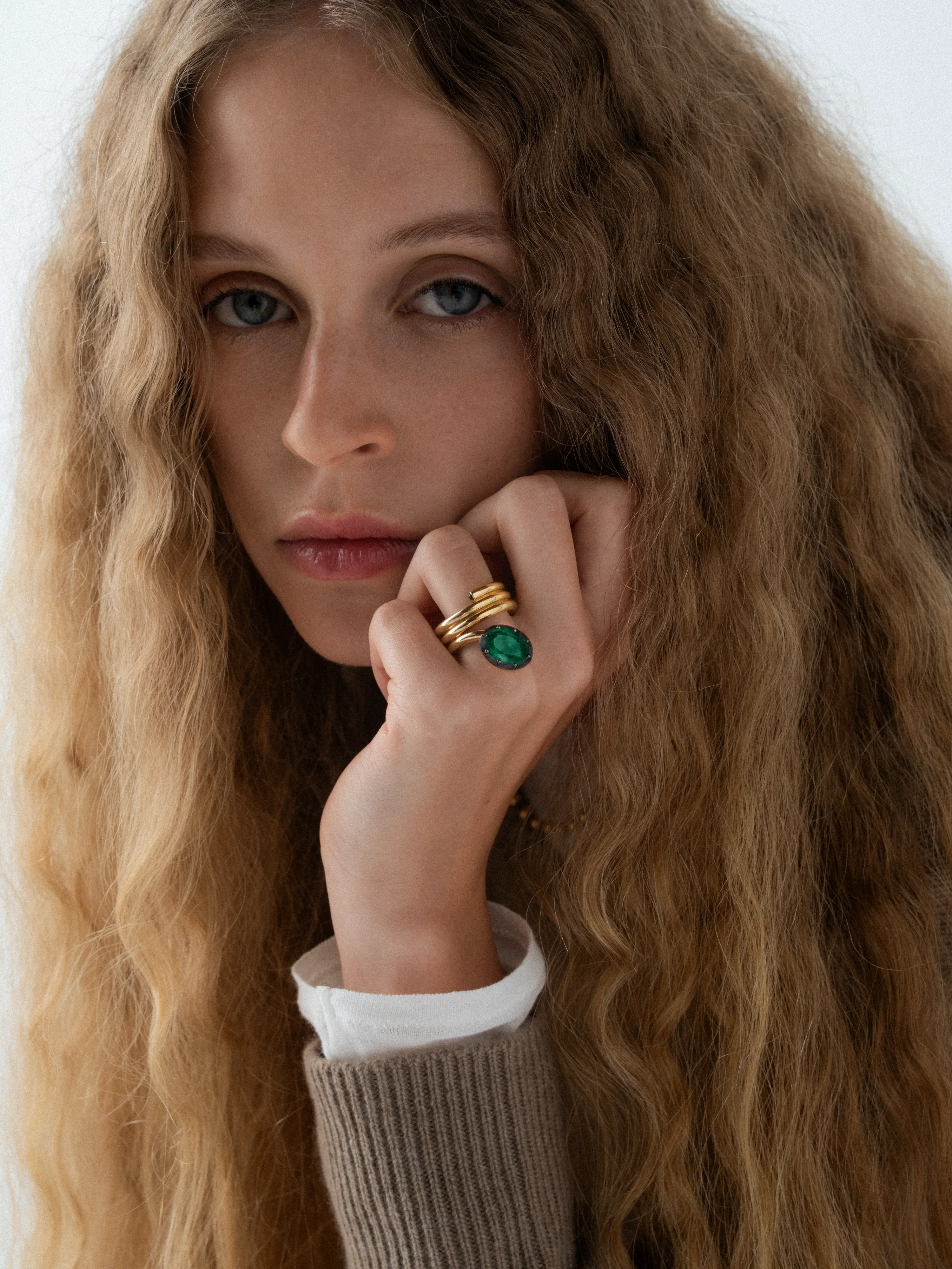 4.13ct Oval Emerald Coil Ring - Image 3