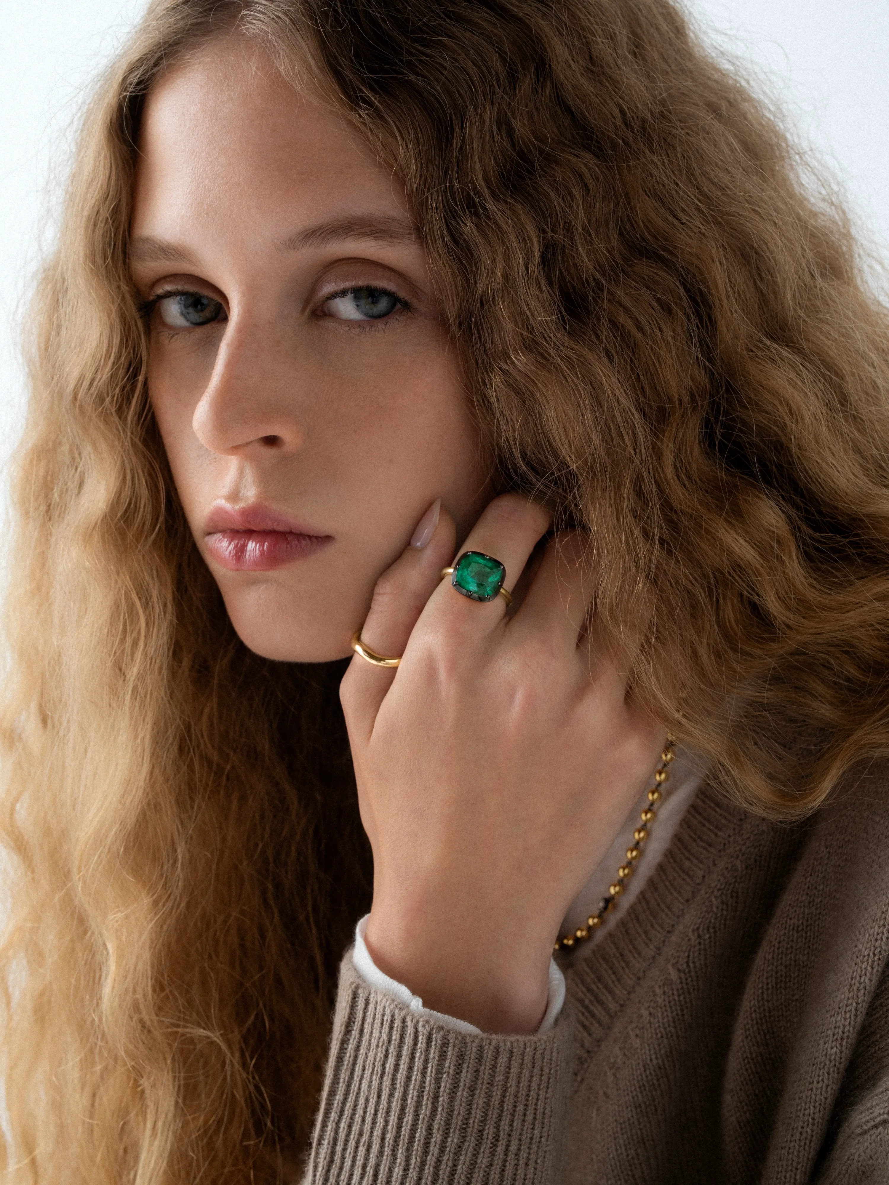 5.30ct East-West Cushion Emerald Button Back Ring - Image 3